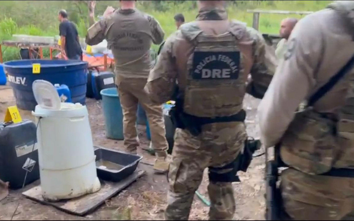 Agentes da Polícia Federal apreenderam materiais utilizados para fabricar as drogas sintéticas