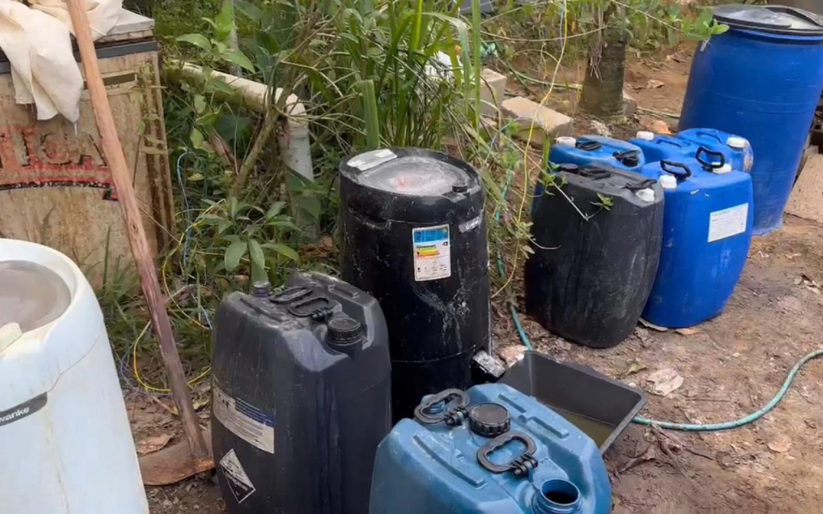 Agentes da Polícia Federal apreenderam materiais utilizados para fabricar as drogas sintéticas