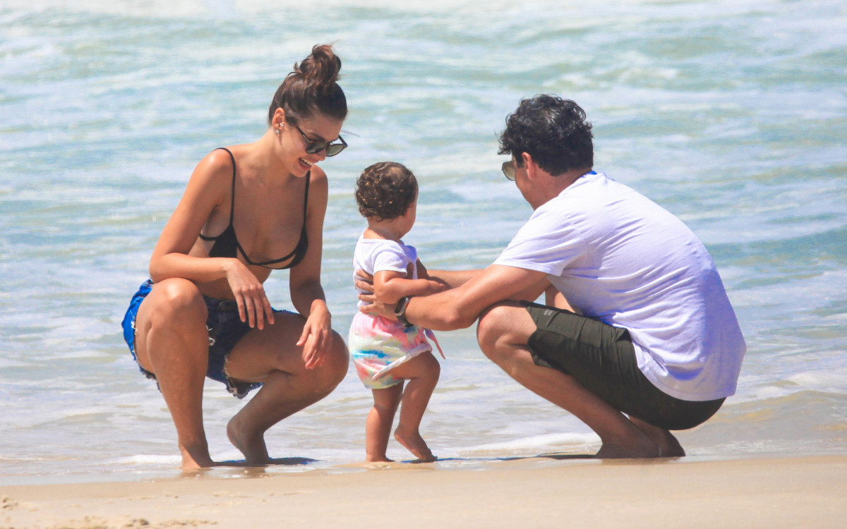 Bruno de Luca e Sthéfany Vidal curtem dia de praia com a filha - Fabrício Pioyani / Agnews