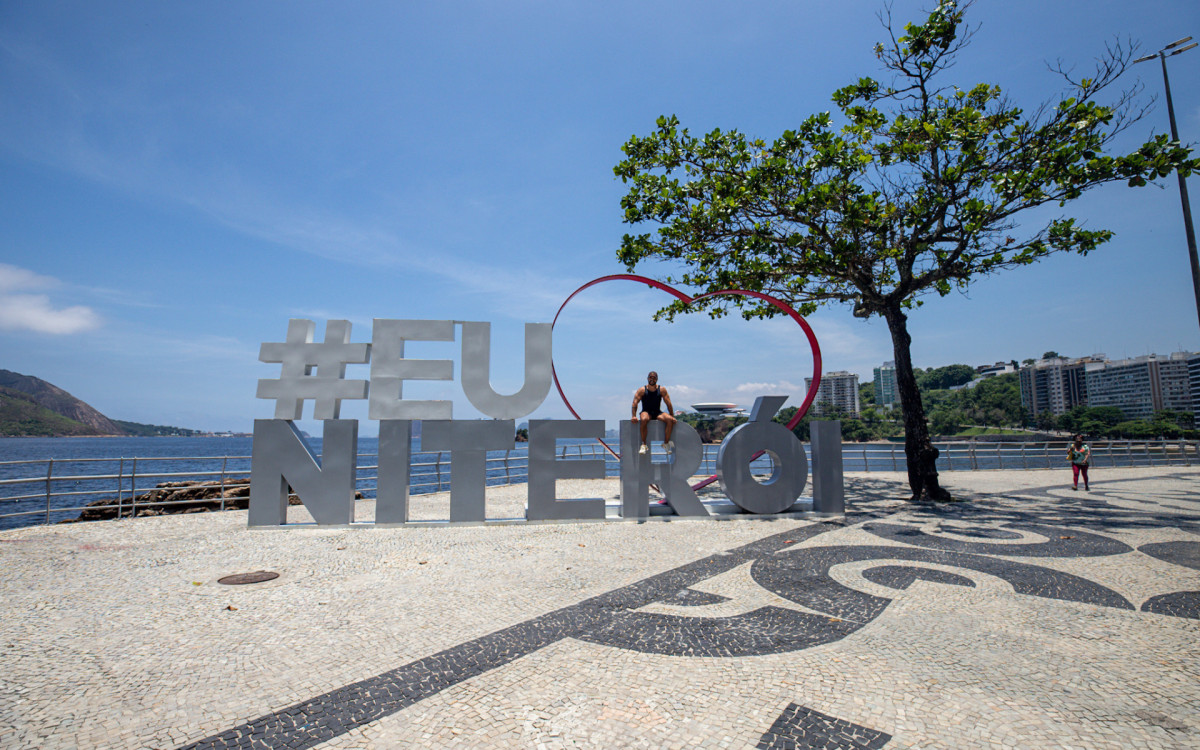 Fabiano no letreiro da cidade na orla de Icara&iacute; -  Renan Areias/Ag&ecirc;ncia O Dia