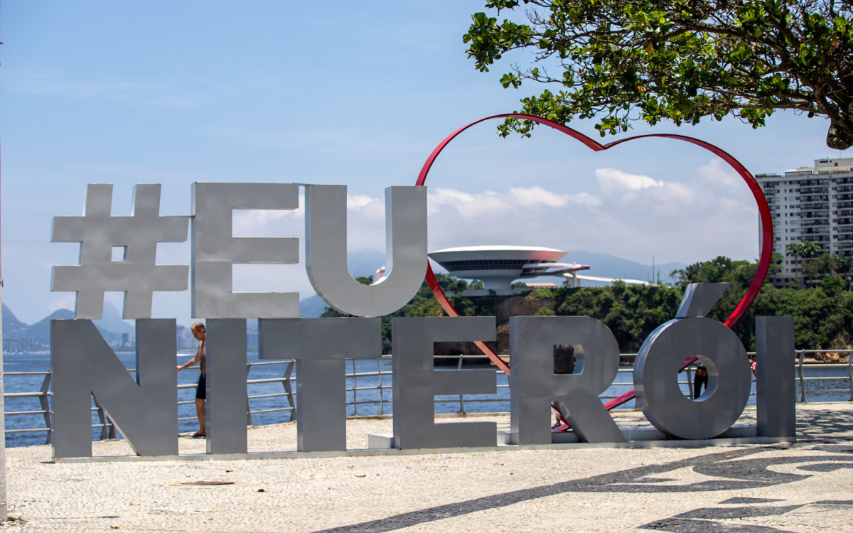 Fabiano no letreiro da cidade na orla de Icara&iacute; -  Renan Areias/Ag&ecirc;ncia O Dia
