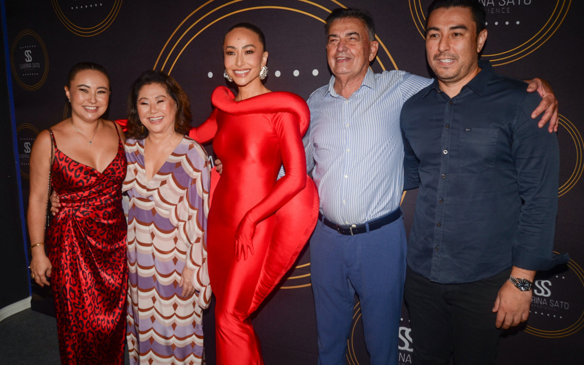 Sabrina Sato posou com a família ao inaugurar exposição sobre sua carreira