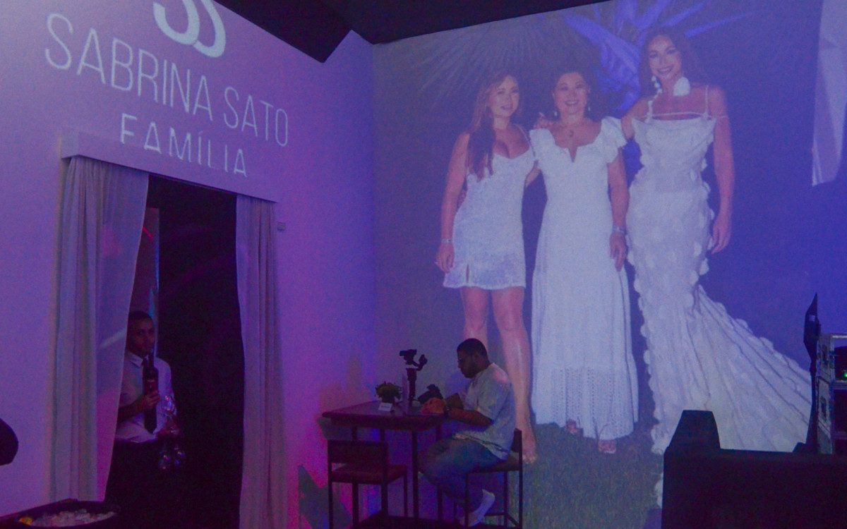 Sabrina Sato inaugura exposição interativa com os melhores momentos da carreira