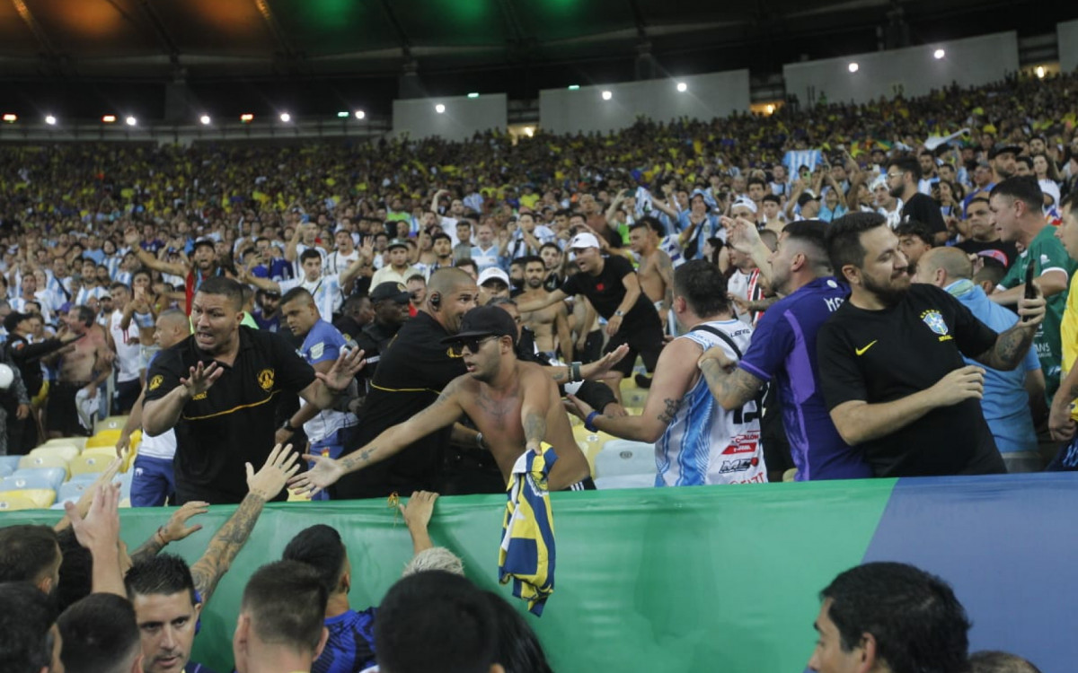 Pancadaria antes de Brasil e Argentina manchou clássico no Maracanã