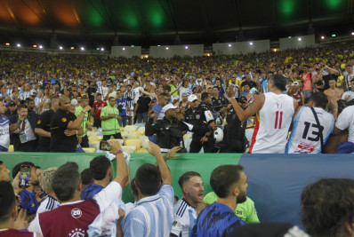 CBF é multada em mais de R$ 400 mil por pancadaria no Maracanã em Brasil x Argentina