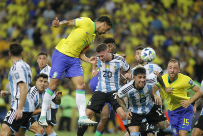 Brasil vai mal no Maracanã lotado e perde para a Argentina pelas Eliminatórias