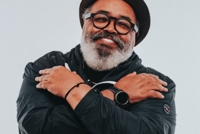 Jorge Aragão celebra aniversário de 75 anos com releitura do hit 'Até Que Aprendi'