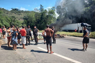Moradores protestam contra falta de energia em Petrópolis