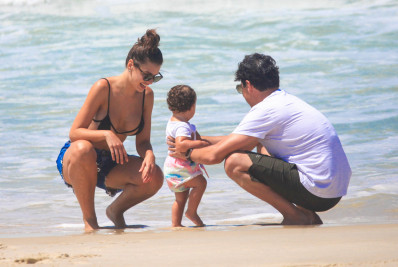 Bruno de Luca e a mulher curtem dia de sol na praia
