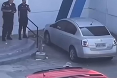 PMs são presos por ignorar depredação de veículos na Cidade de Deus