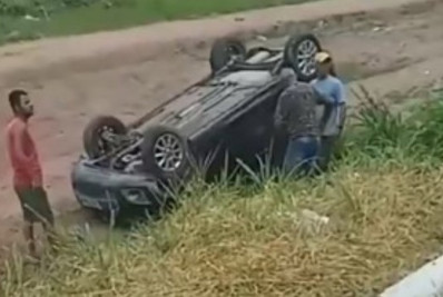 Carro capota após motorista passar mal e atropelar ciclista em Cabo Frio