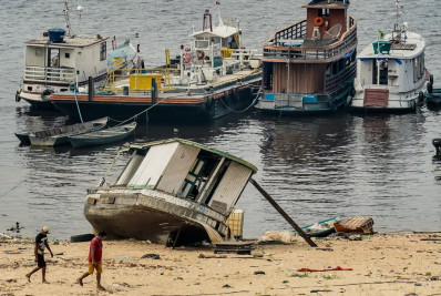 Seca no Amazonas dificulta locomoção de ribeirinhos