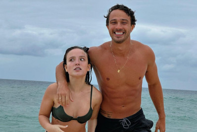 Larissa Manoela e André Luiz Frambach se divertem em dia de praia