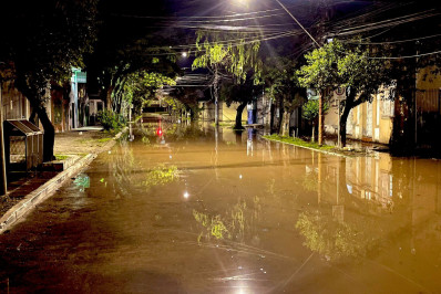 Comporta de sistema de proteção contra enchentes se rompe e alaga ruas de Porto Alegre