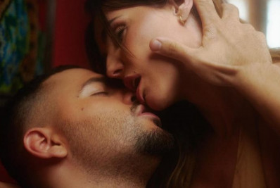 Deborah Secco sensualiza com Pedro Sampaio em novo clipe e divide opiniões