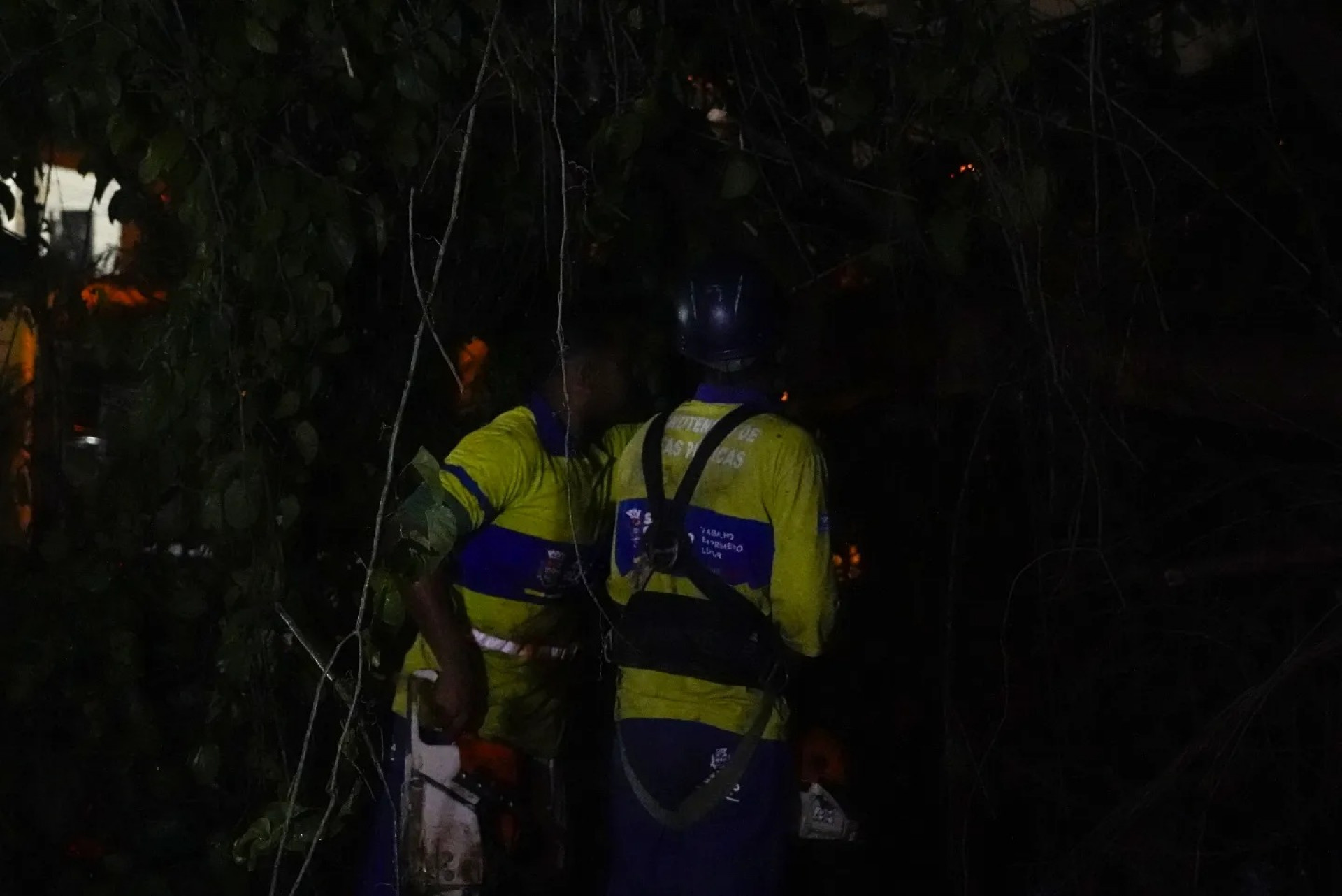 Moradores de São Gonçalo e Niterói estão sem energia elétrica desde sábado (18) - Divulgação