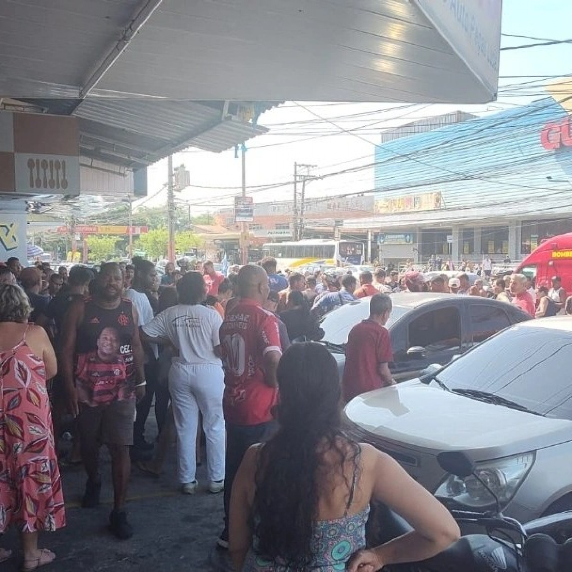 Caso aconteceu na Estrada Intendente Magalhães, na altura da Vila Valqueire, em frente ao Supermercado Guanabara