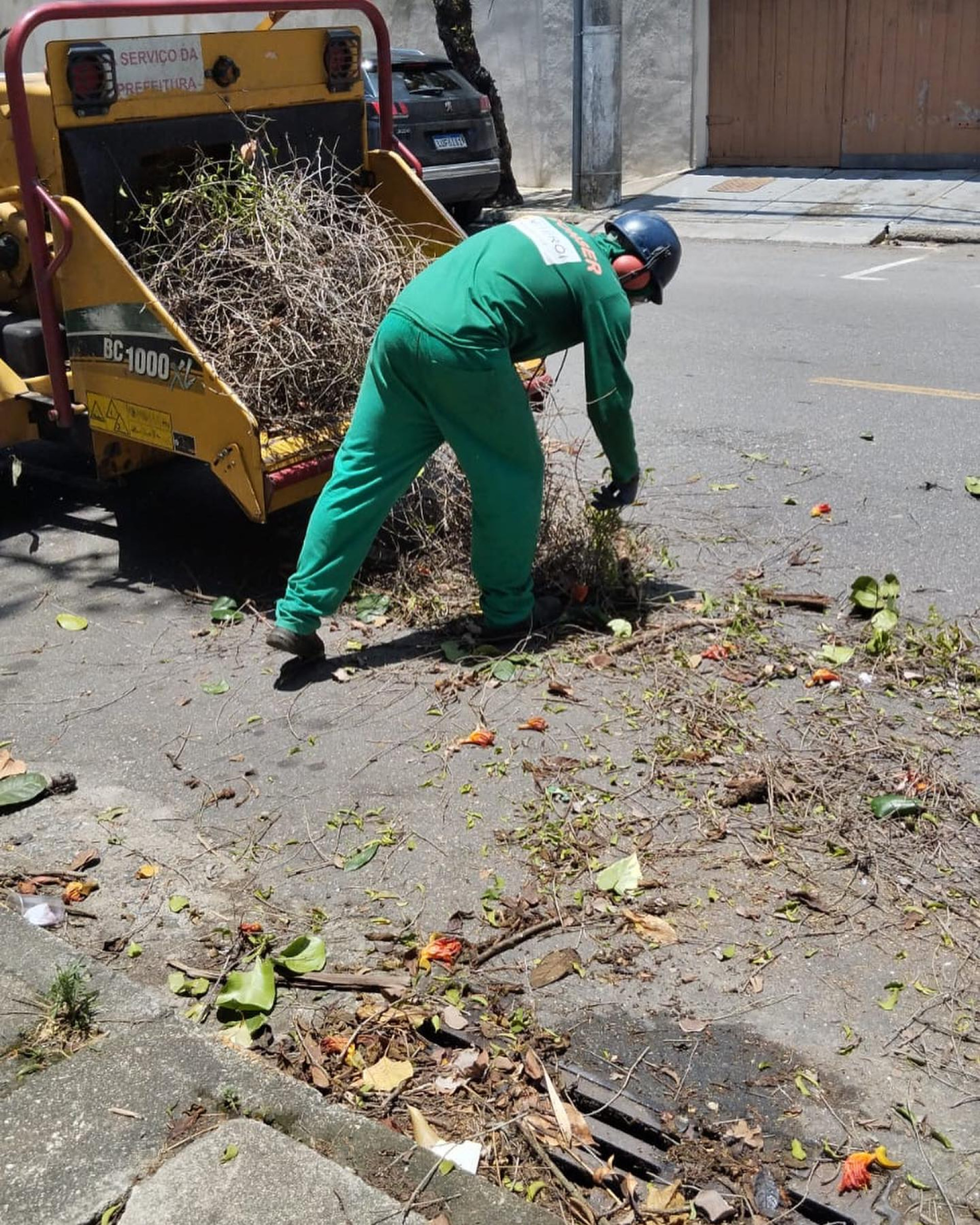 Equipes da prefeitura de Niterói removem árvores no município após problemas de energia elétrica - Divulgação