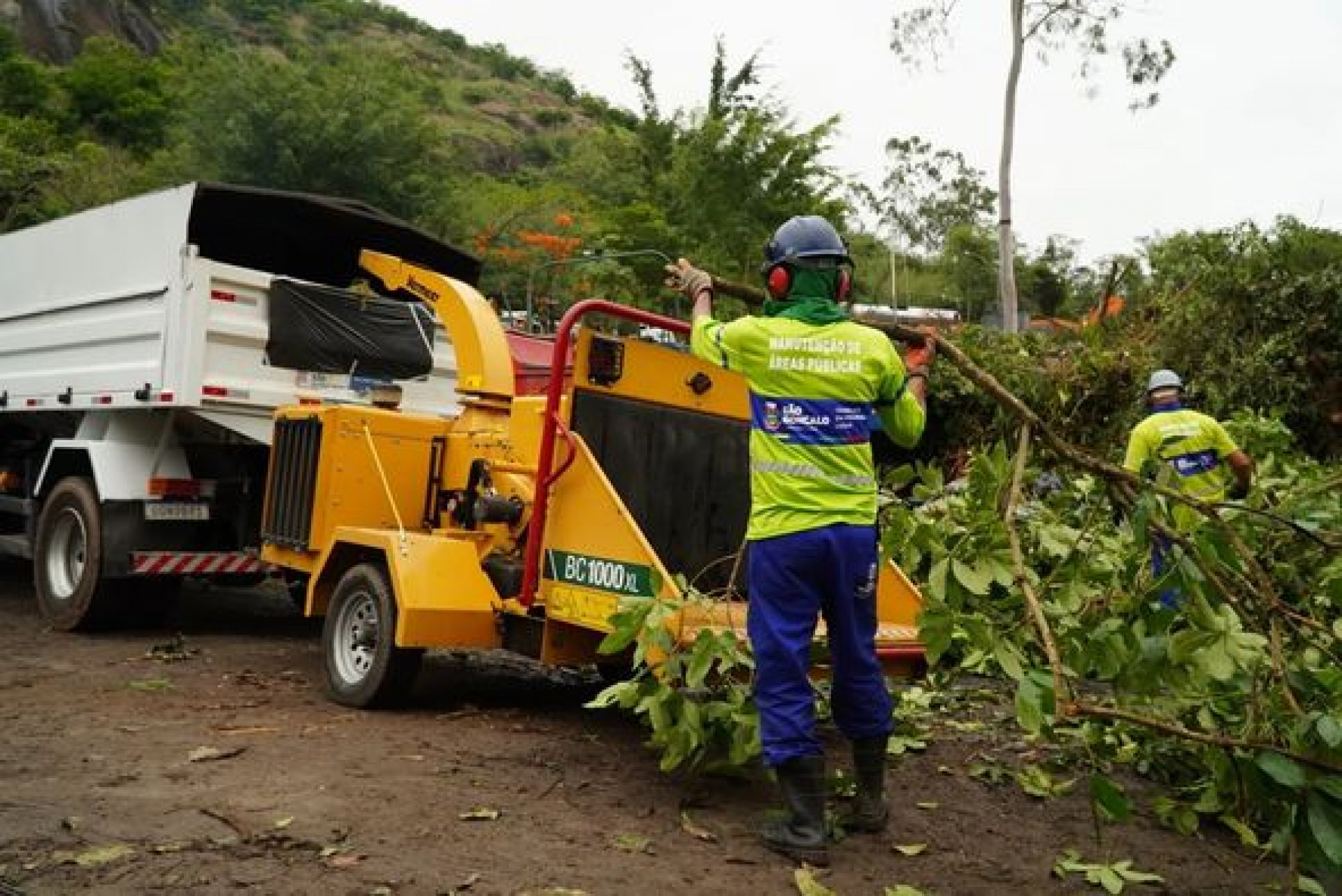 Equipes da prefeitura de São Gonçalo removem árvores no município após problemas de energia elétrica - Divulgação