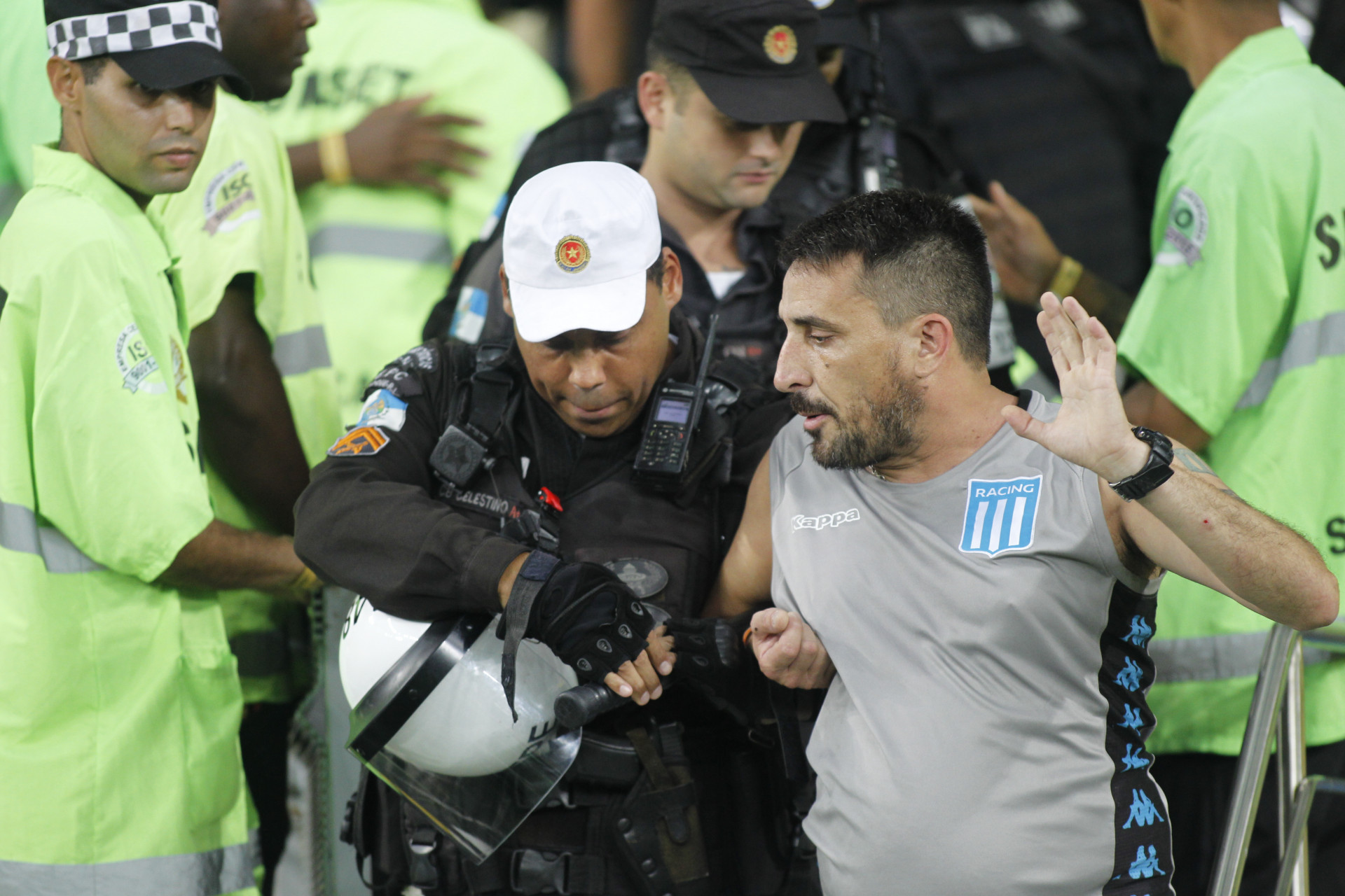 Torcedor é detido pelos policiais militares após briga generalizada - Reginaldo Pimenta