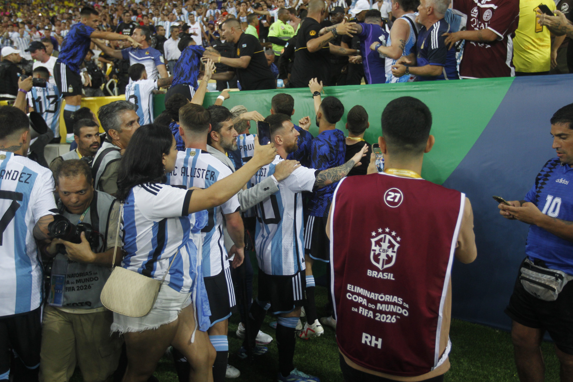 Jogadores da Argentina se aproximaram do local da confus&atilde;o - Reginaldo Pimenta/Ag&ecirc;ncia O Dia