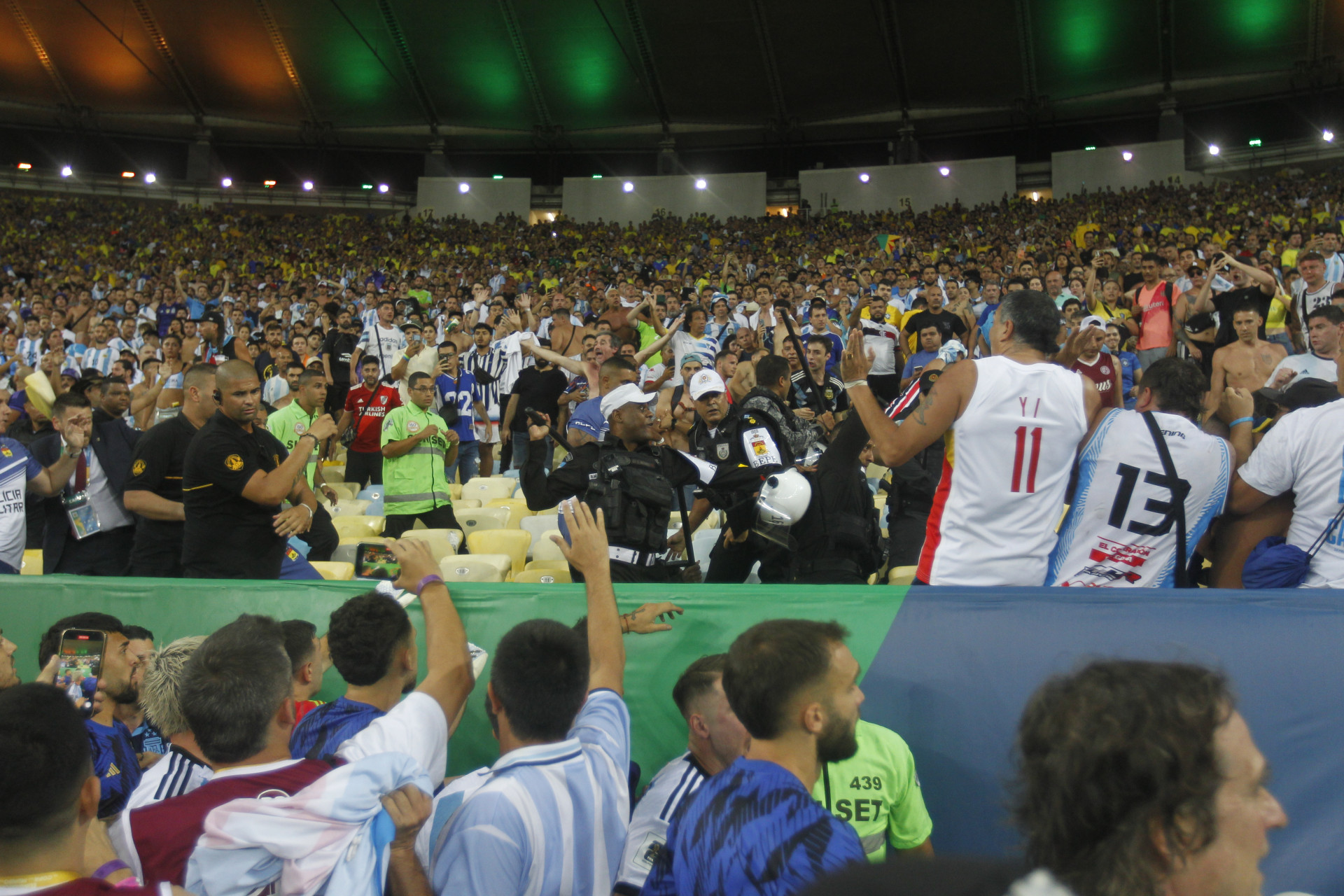 PM usaram cassetetes para conter tumulto antes do jogos pelas Eliminat&oacute;rias da Copa do Mundo - CARL DE SOUZA / AFP