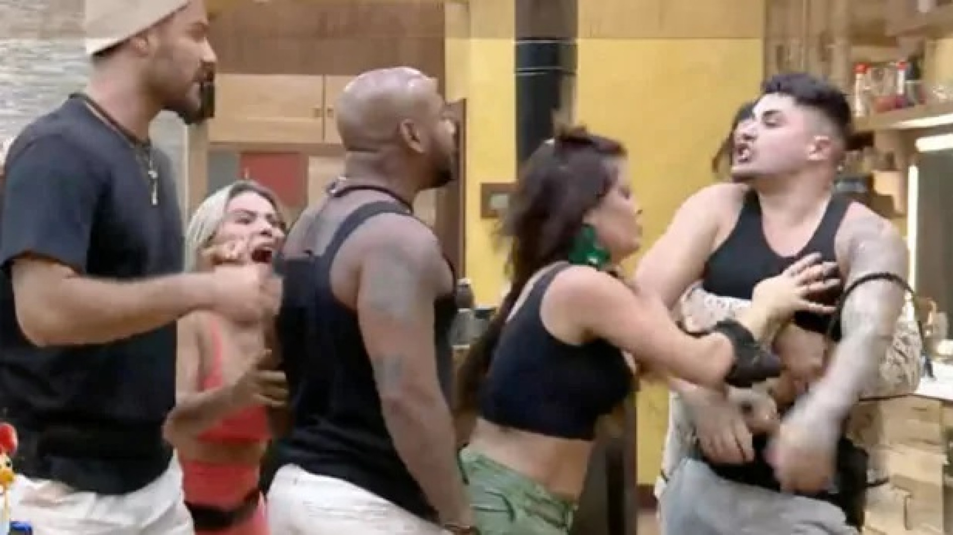 Cesar Black e Lucas Souza protagonizam barraco em 'A Fazenda 15' - Reprodução Internet