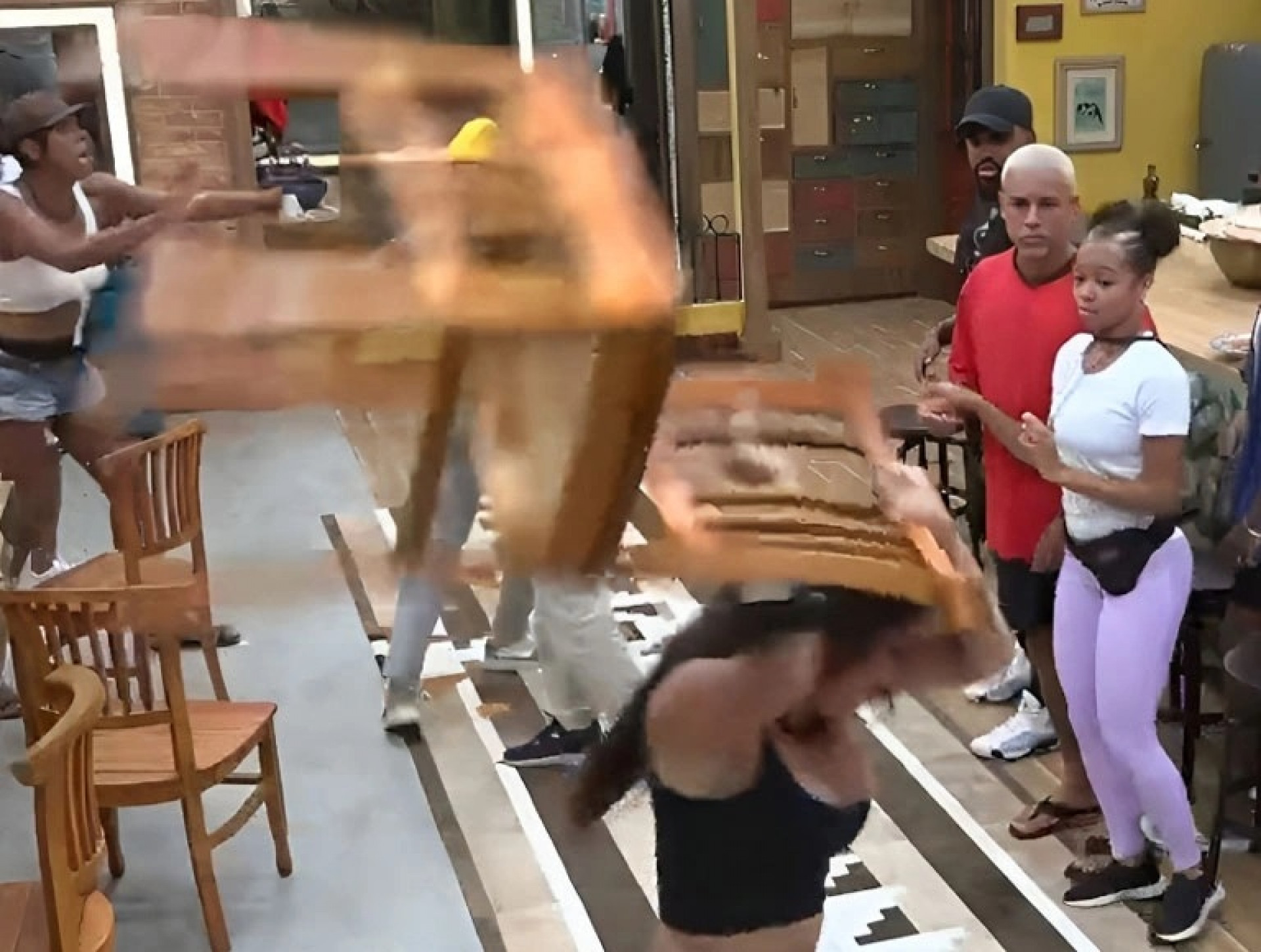 Cesar Black e Lucas Souza protagonizam barraco em 'A Fazenda 15' - Reprodução Internet