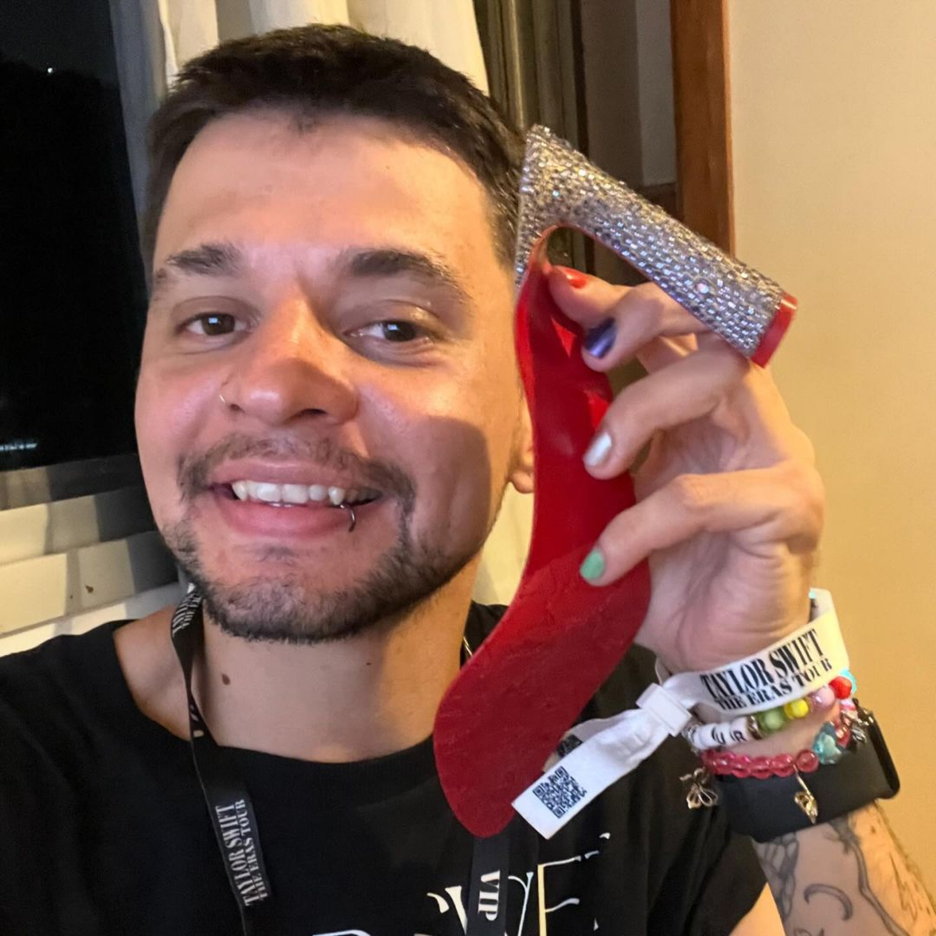 Designer Felipe Conrado conseguiu pegar o salto quebrado da cantora Taylor Swift - Reprodução Internet