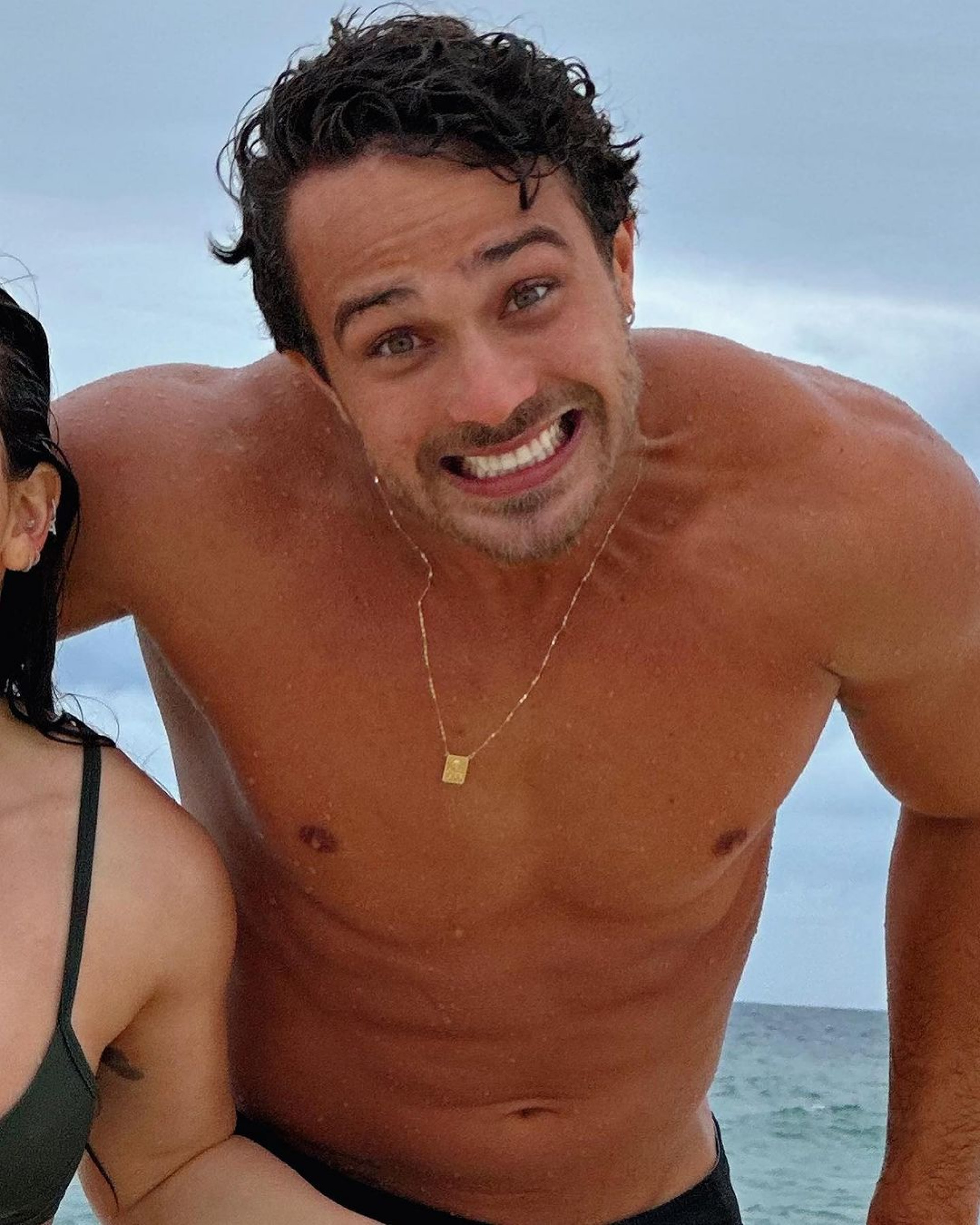 Mesmo com tempo nublado, Larissa Manoela e André Luiz Frambach se divertem na praia - Reprodução Internet