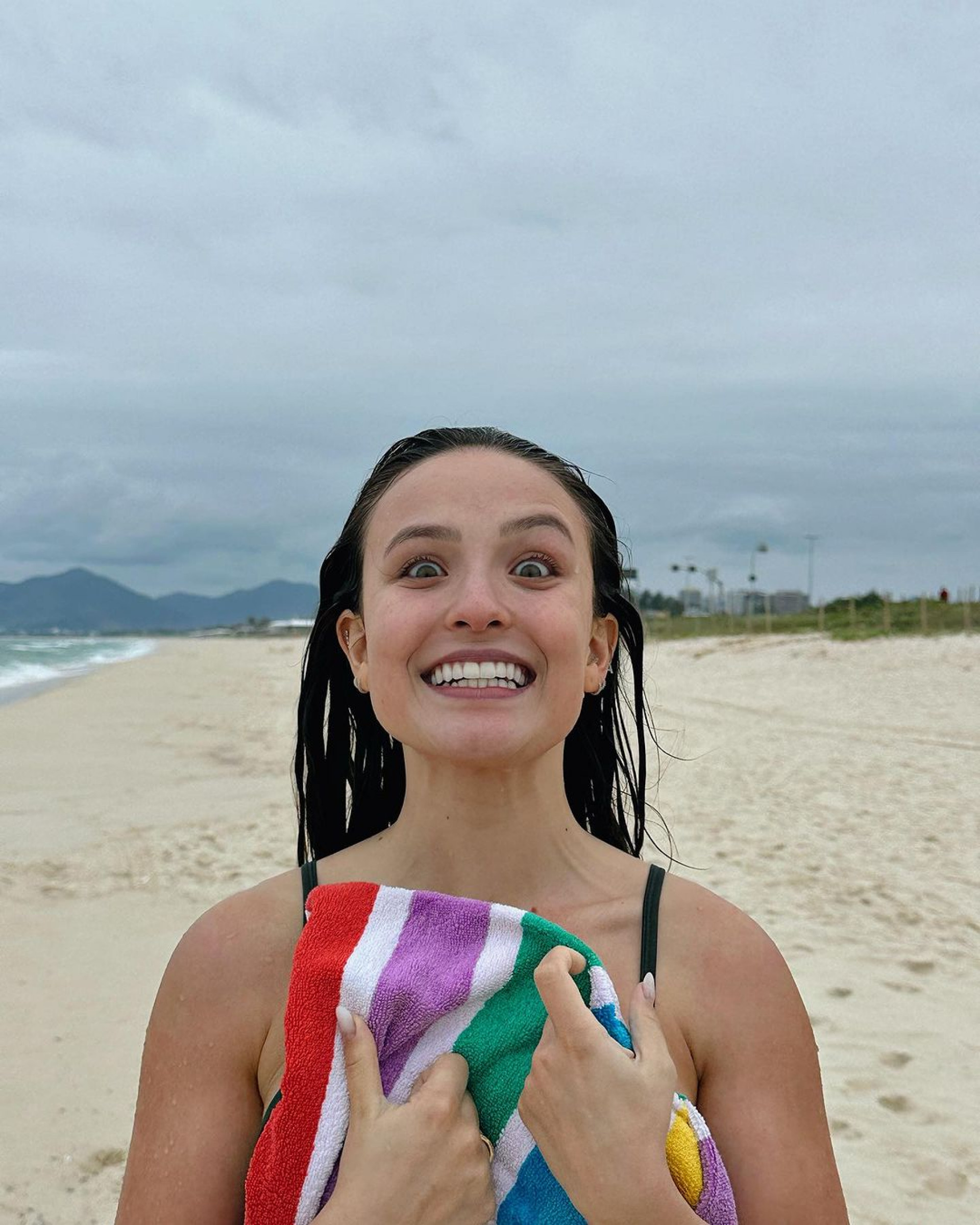 Mesmo com tempo nublado, Larissa Manoela e André Luiz Frambach se divertem na praia - Reprodução Internet