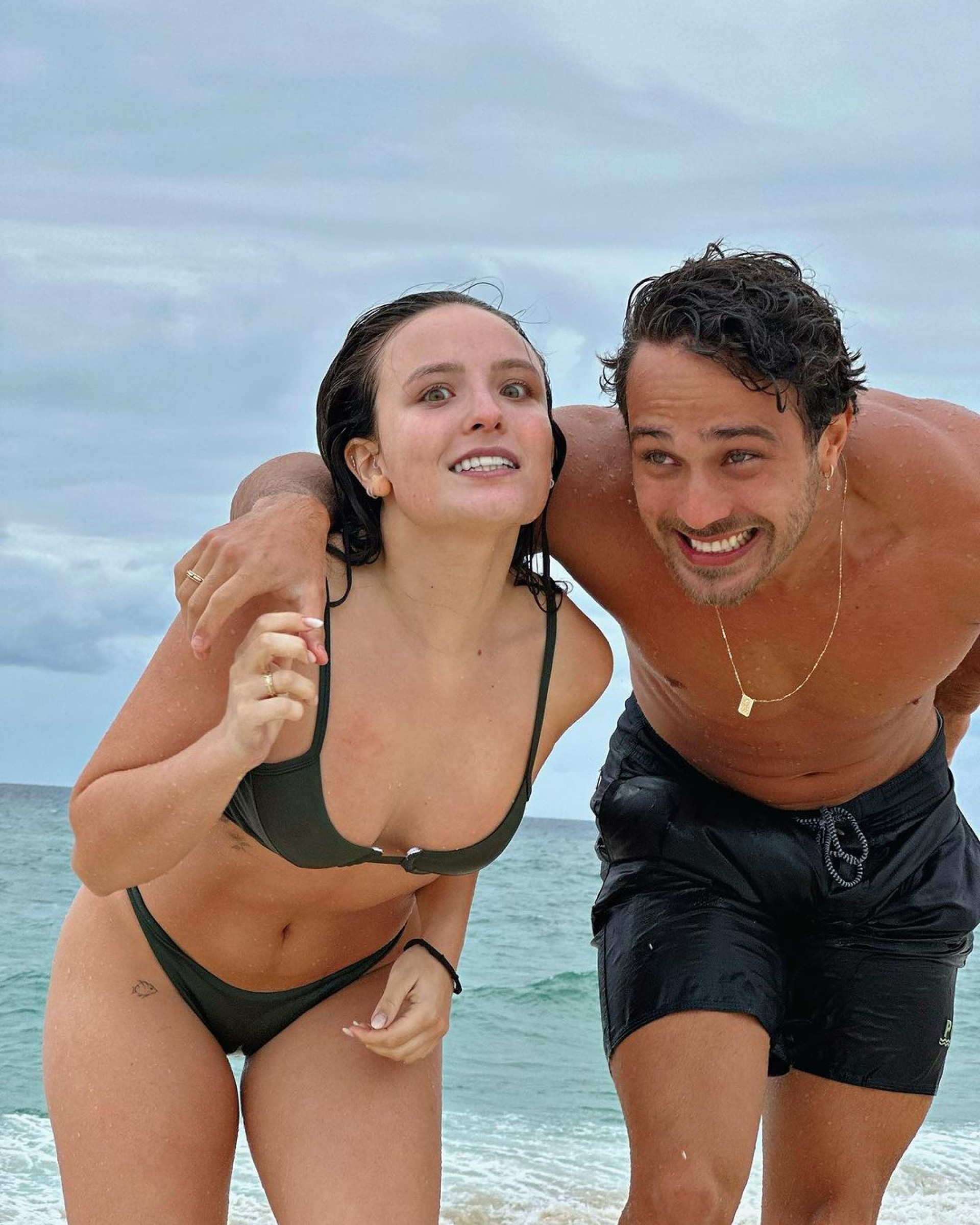 Mesmo com tempo nublado, Larissa Manoela e André Luiz Frambach se divertem na praia - Reprodução Internet