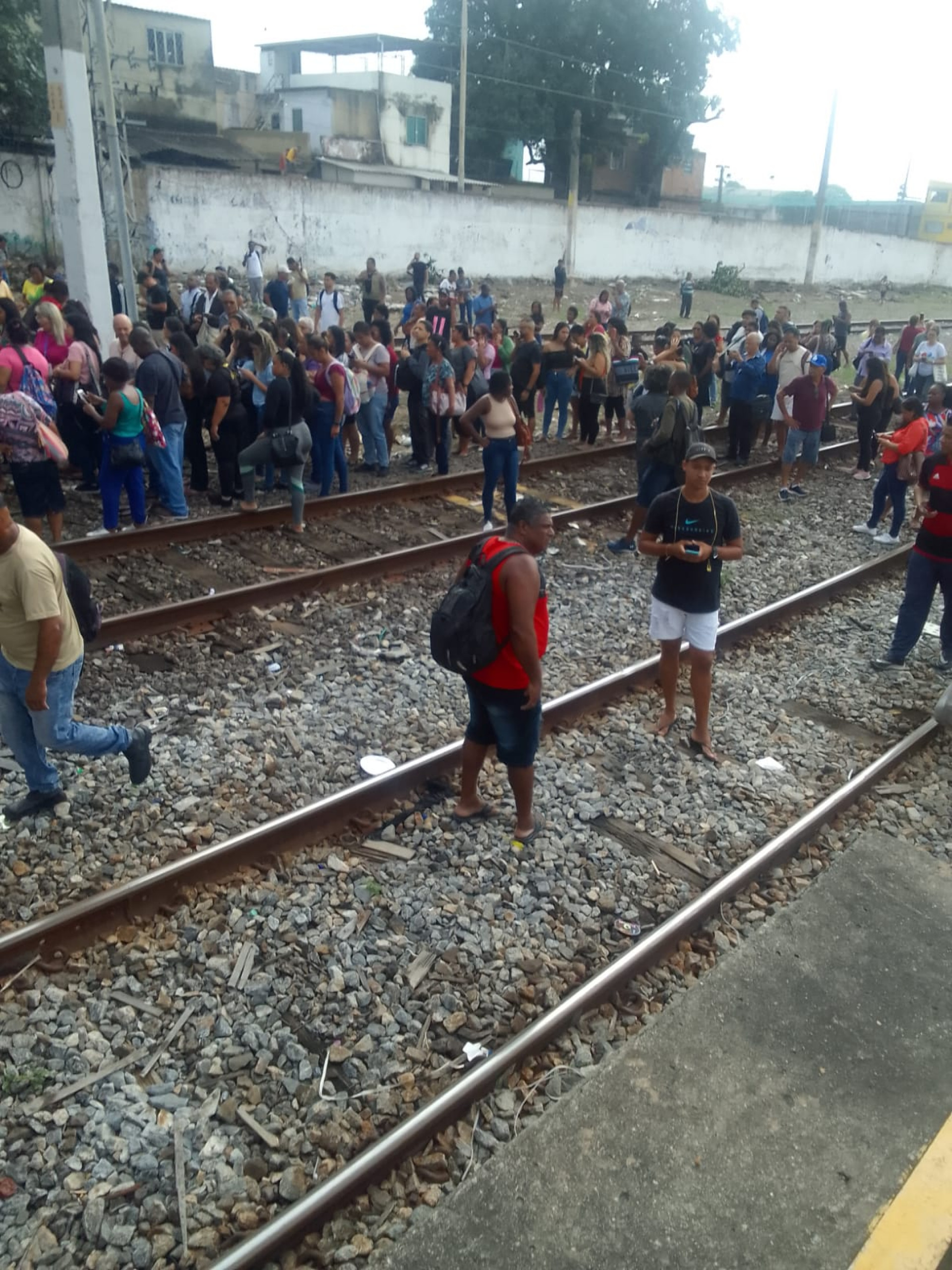 Passageiros tiveram que andar pelos trilhos para chegar até outra estação - Reprodução / Redes sociais