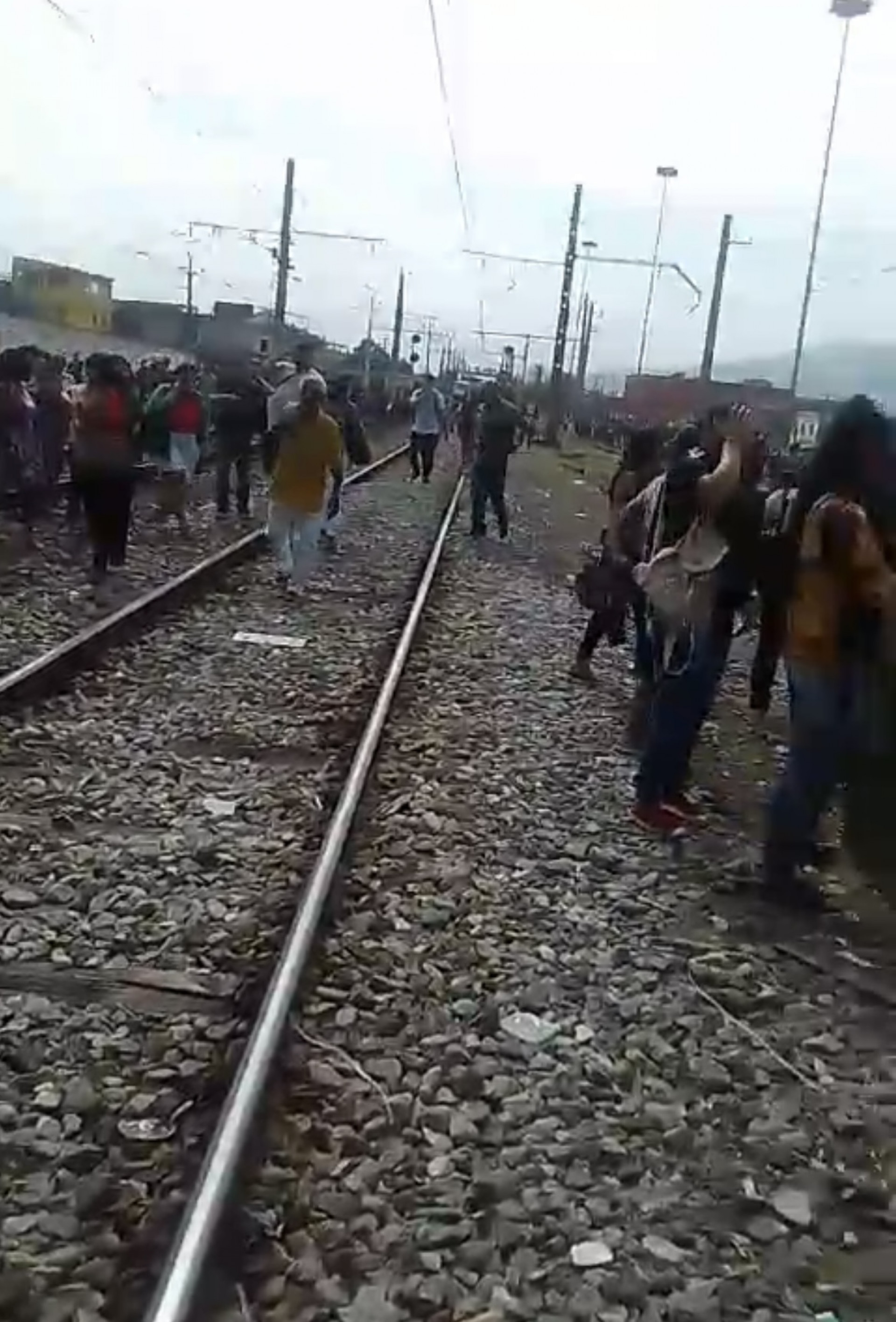 Passageiros tiveram que andar pelos trilhos para chegar até outra estação - Reprodução / Redes sociais