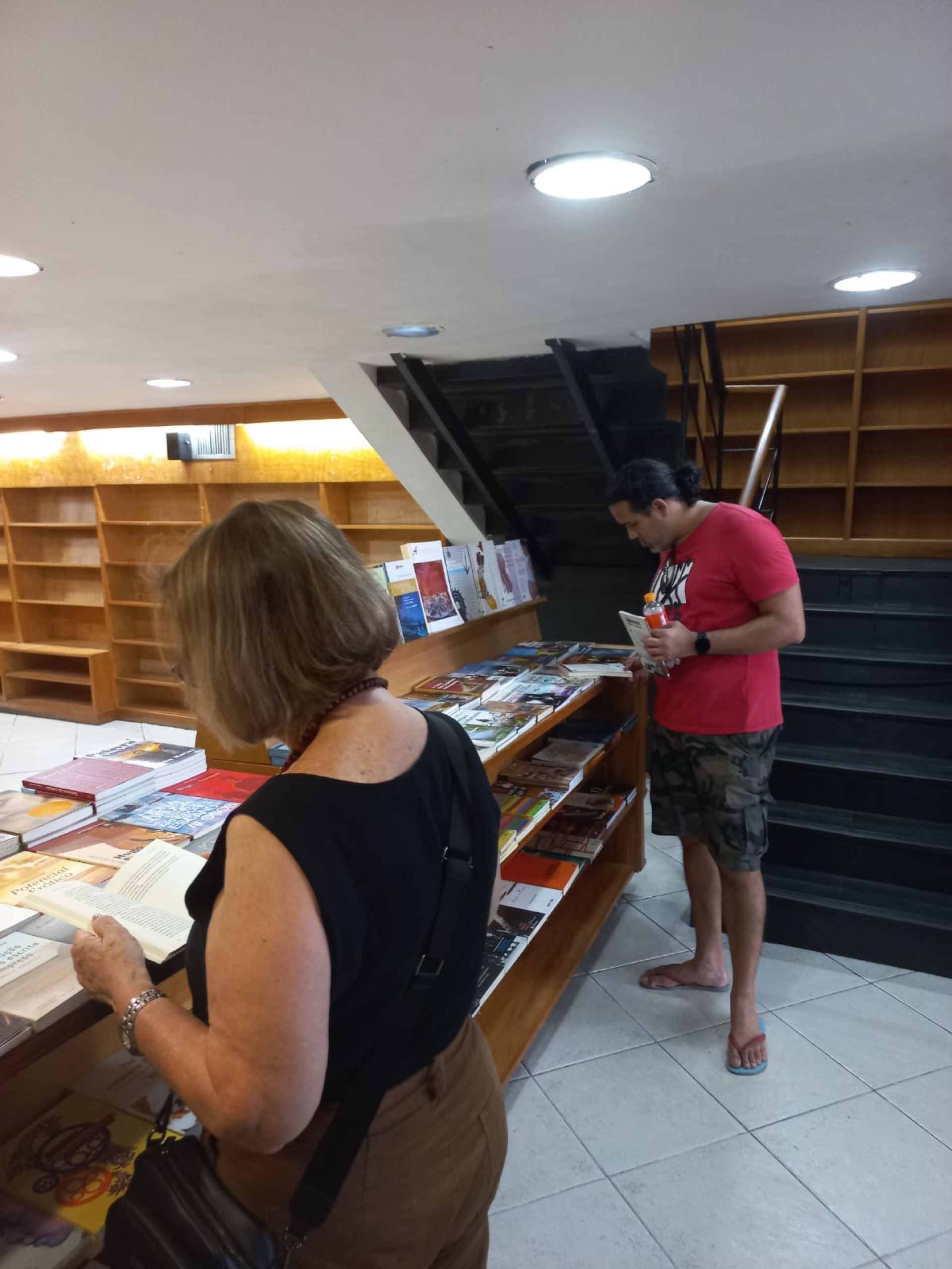 Clientes à procura de pechinchas no saldão da Galileu - Raphael Perucci / Agência O Dia