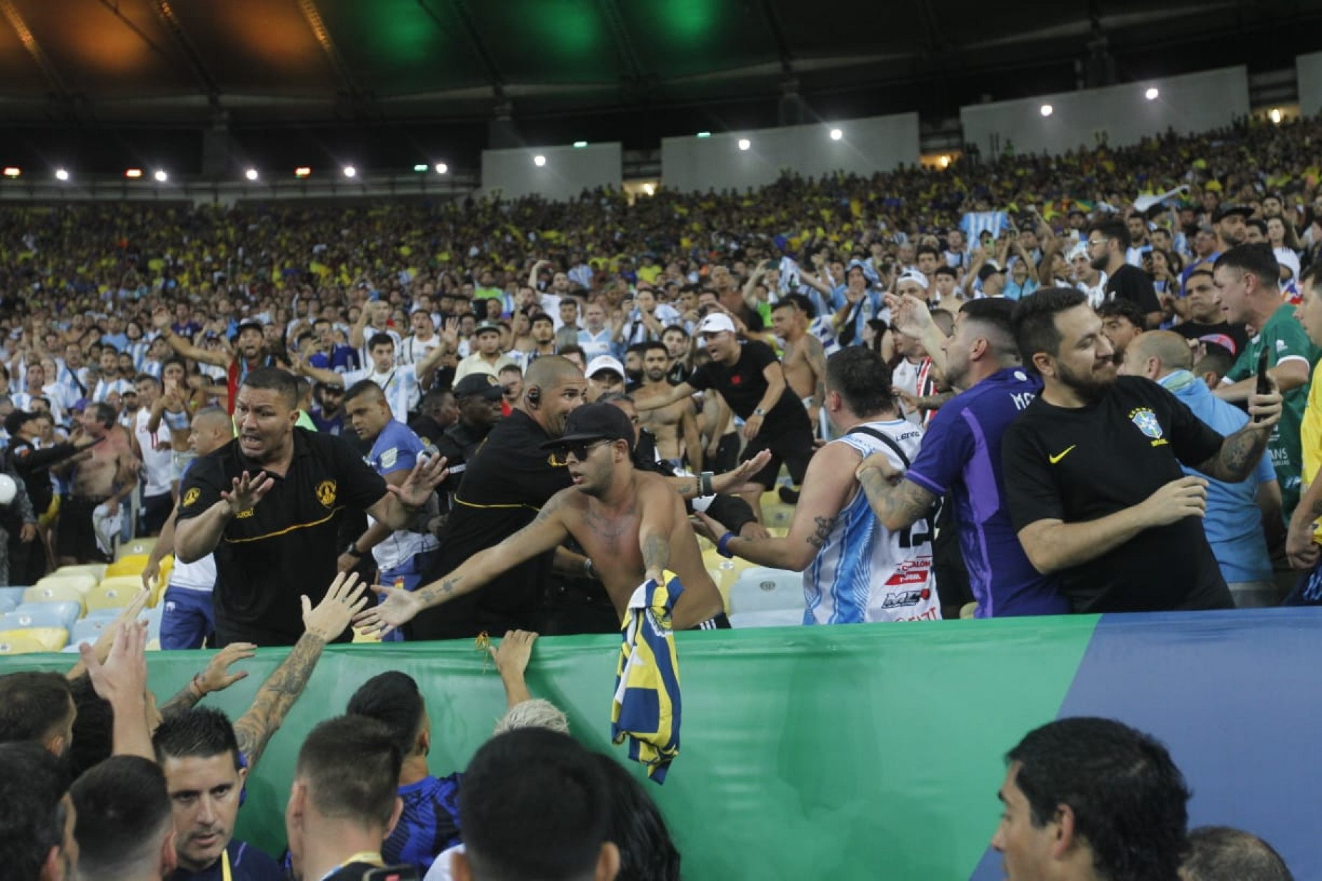 Brasil x Argentina, no Maracanã, tem pancadaria entre torcedores; jogo  atrasa em meia hora