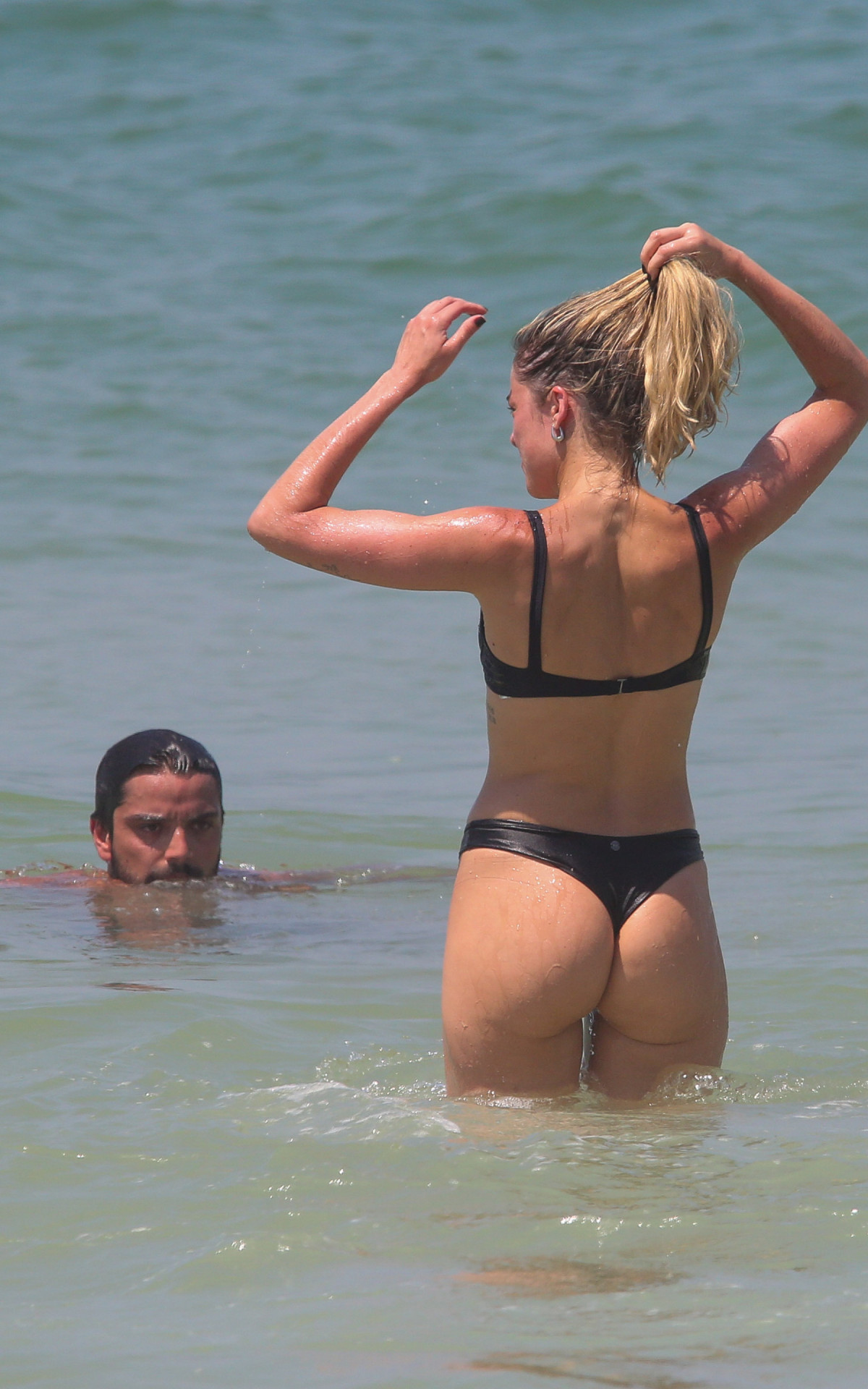 Rodrigo Simas e Agatha Moreira curtem dia de praia