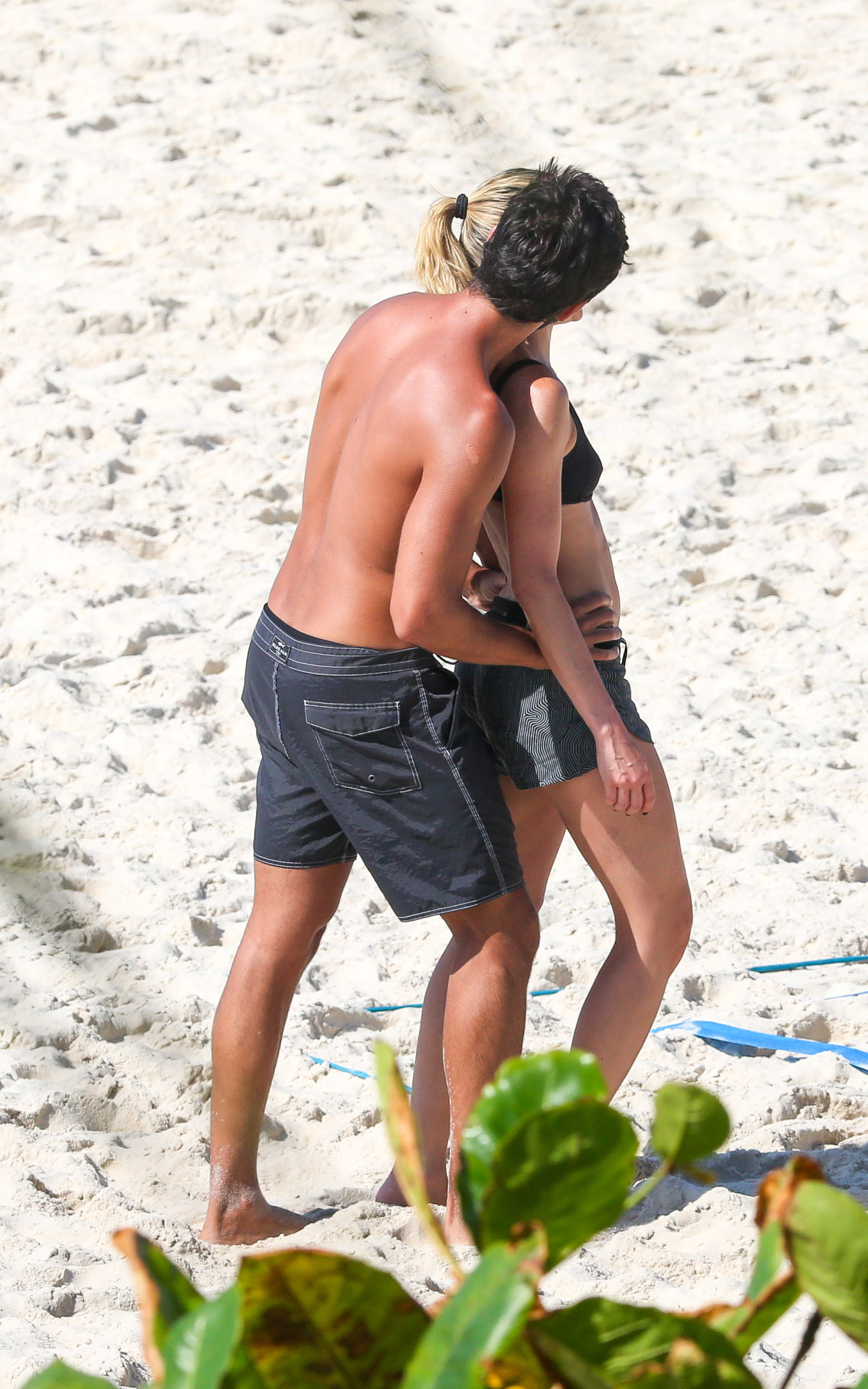 Agatha Moreira e Rodrigo Simas namoram em praia do Rio