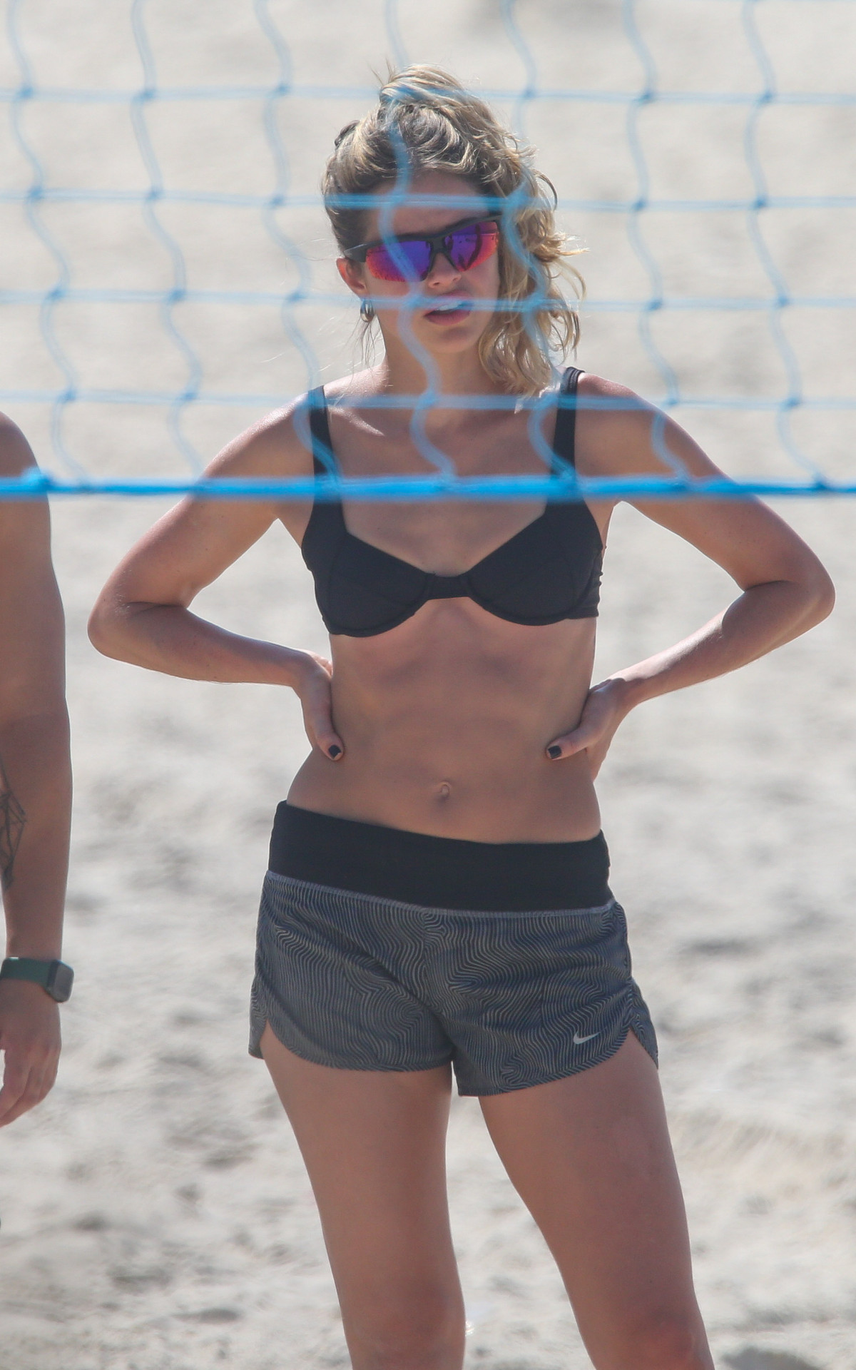 Agatha Moreira joga vôlei na Praia da Barra da Tijuca