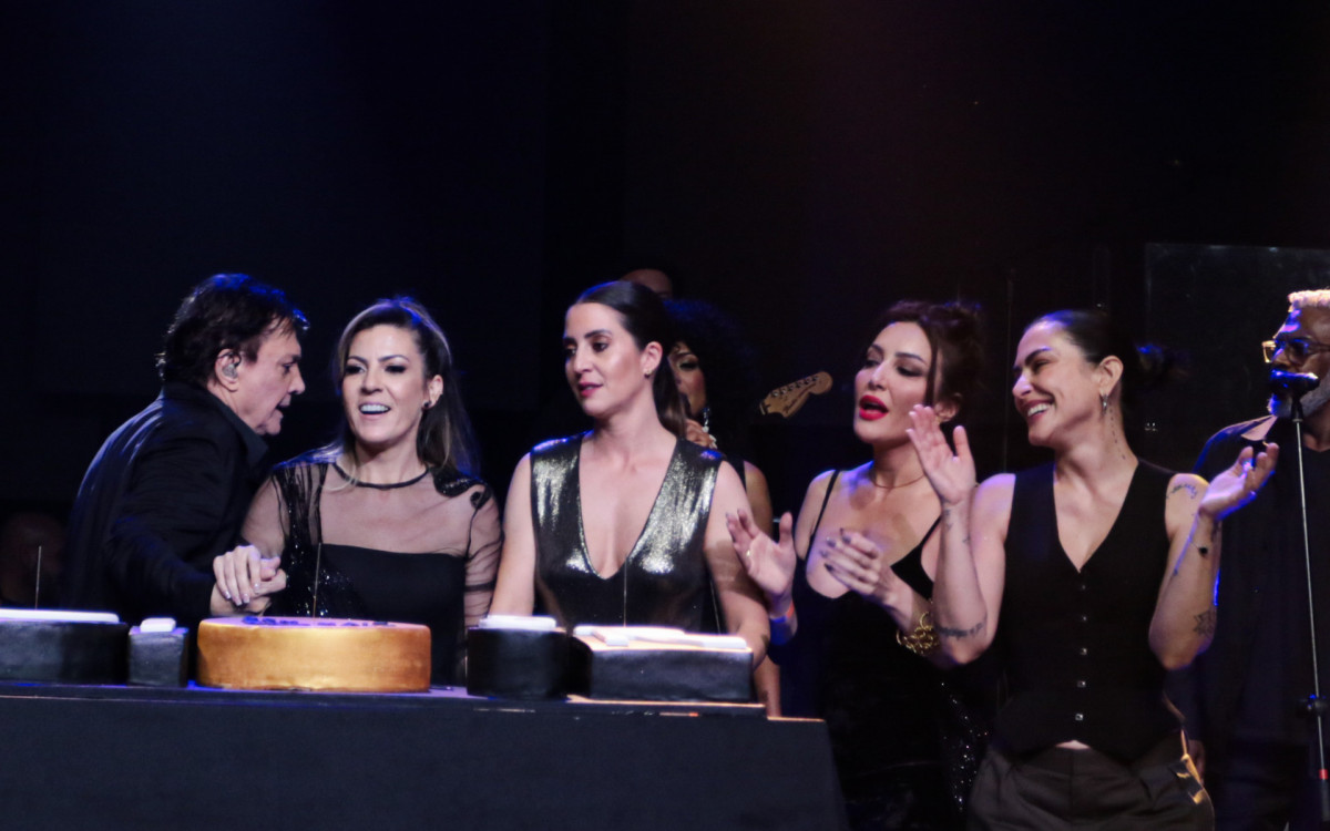 Fábio Jr. comemora aniversário com a mulher e as filhas no palco