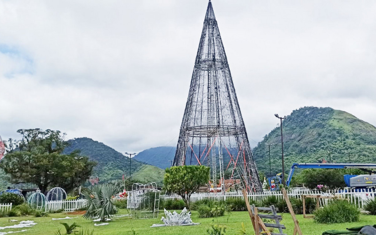 Árvore de Natal metálica e com luzes está sendo montada em Guapimirim