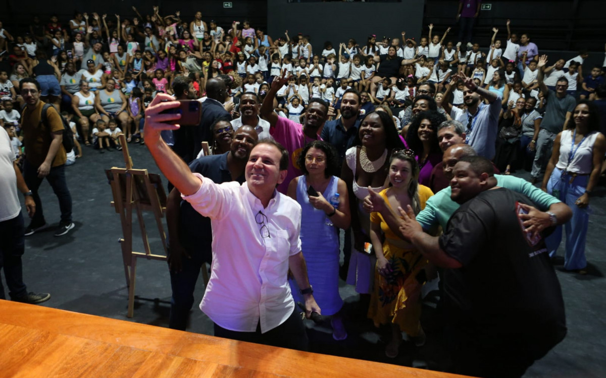 Eduardo Paes e o secretário de Cultura, Marcelo Calero reinauguram a lona cultural Herbert Viana, na Maré - Cléber Mendes/Agência O DIA