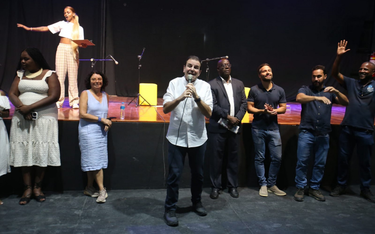 Eduardo Paes e o secretário de Cultura, Marcelo Calero reinauguram a lona cultural Herbert Viana, na Maré - Cléber Mendes/Agência O DIA