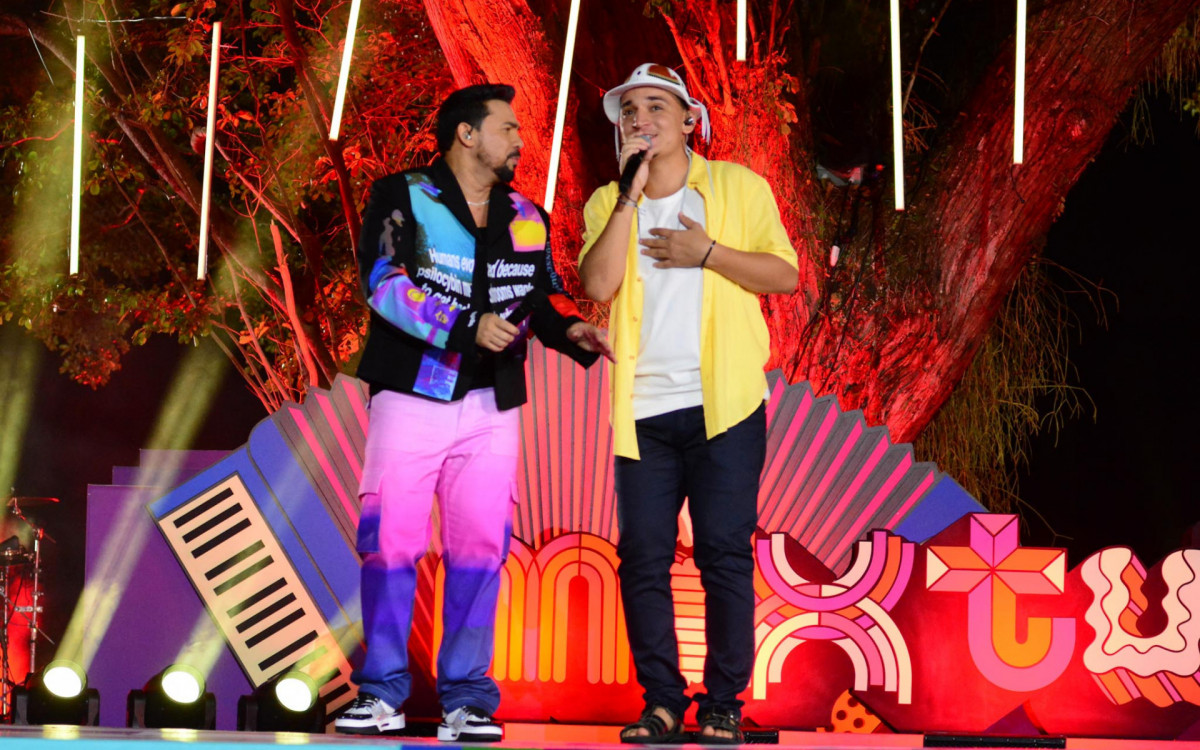 Xand Avião e João Gomes no palco do projeto \'Mixtura\', em Recife