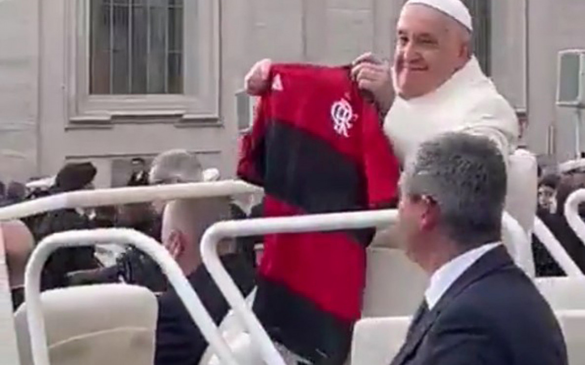 Papa Francisco ganha camisa do Flamengo no Vaticano