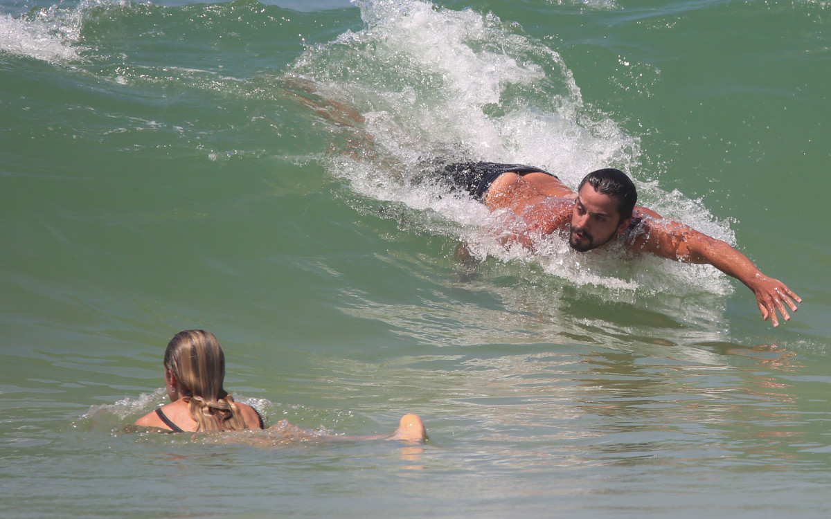 Rodrigo Simas e Agatha Moreira curtem dia de praia