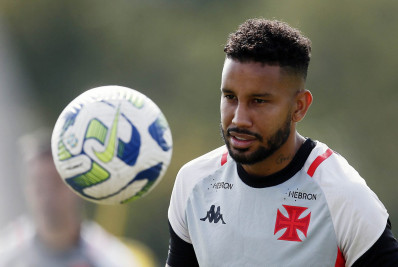 Jair publica vídeo treinando com bola no CT do Vasco e retorno pode estar próximo
