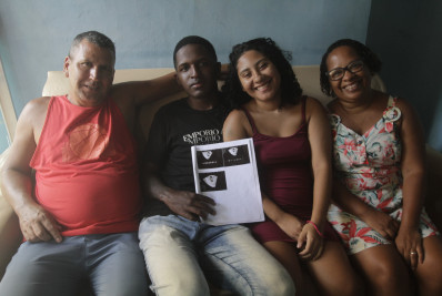 Casal supera timidez, 'haters' e aparelhos precários para divulgar gravidez de quíntuplos