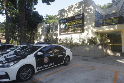 Cubano preso pela morte de galerista americano chega à delegacia