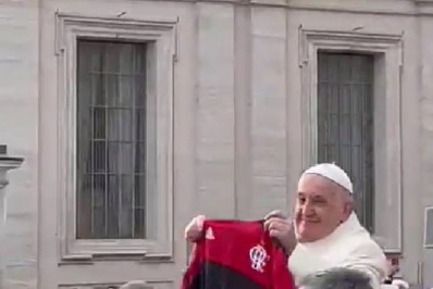 Papa Francisco recebe mais uma camisa do Flamengo